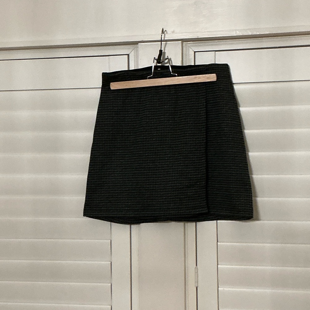 Max Studio Houndtooth Black and Gray Mini Skirt